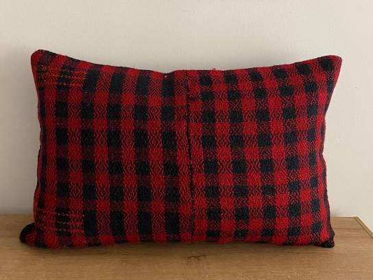 Kilim cuadros negro y rojo...