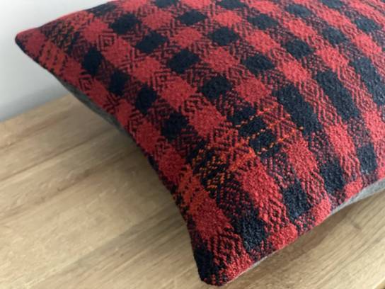 Kilim cuadros negro y rojo...